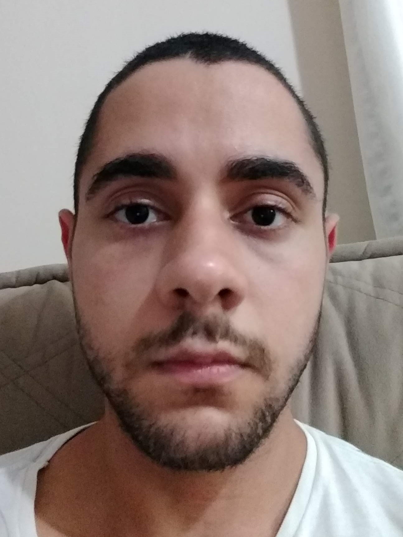 Foto 3x4 minha com camisa e fundo branco e barba e bigode.